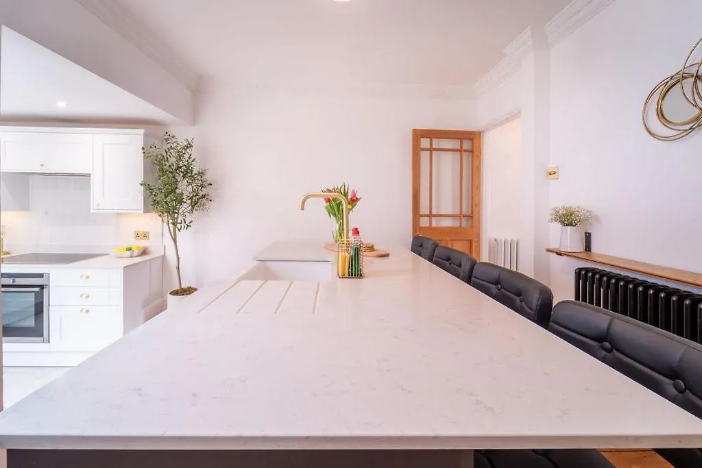 Elegant 3 Bedroom Home In The Centre Of 切尔滕纳姆