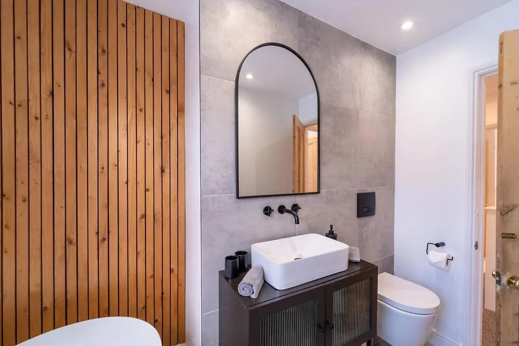 Elegant 3 Bedroom Home In The Centre Of Cheltenham Holiday home