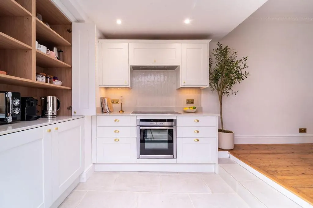 Elegant 3 Bedroom Home In The Centre Of Cheltenham Holiday home