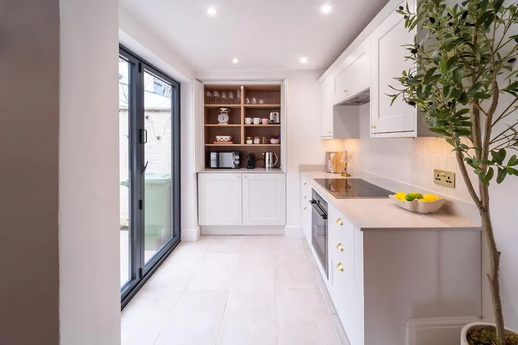 Elegant 3 Bedroom Home In The Centre Of Cheltenham 0*,