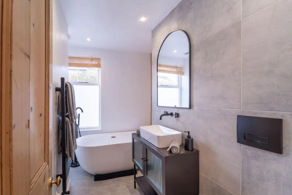 Elegant 3 Bedroom Home In The Centre Of Cheltenham 0*,