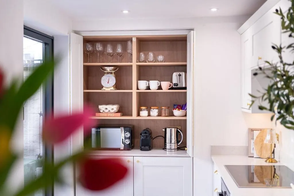 Elegant 3 Bedroom Home In The Centre Of Cheltenham